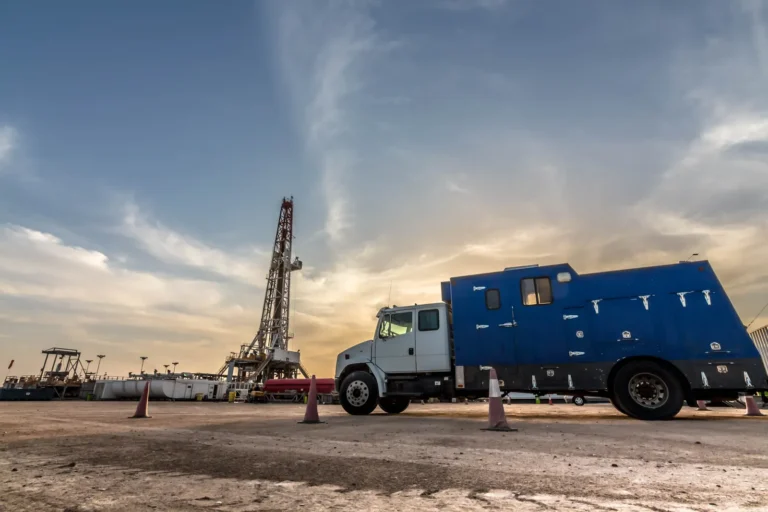 Gestión de flotas en Oil & Gas: cargas peligrosas y zonas remotas