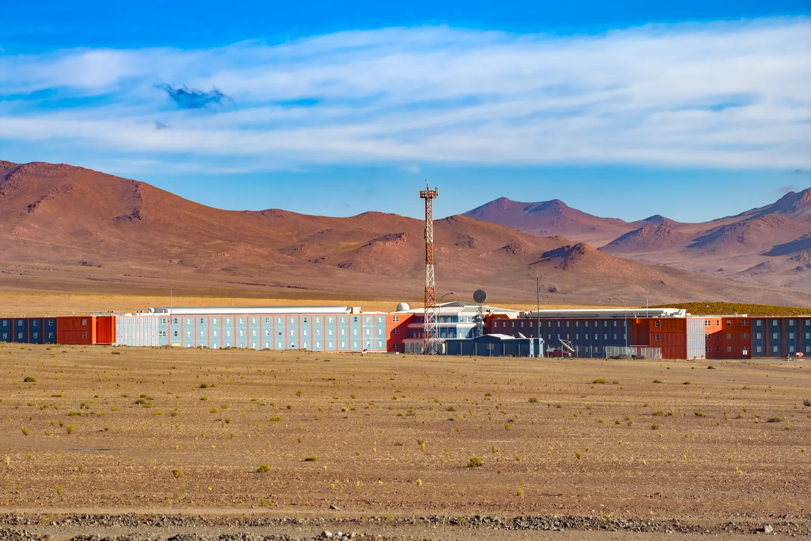 Campamento minero con módulos habitacionales en el altiplano