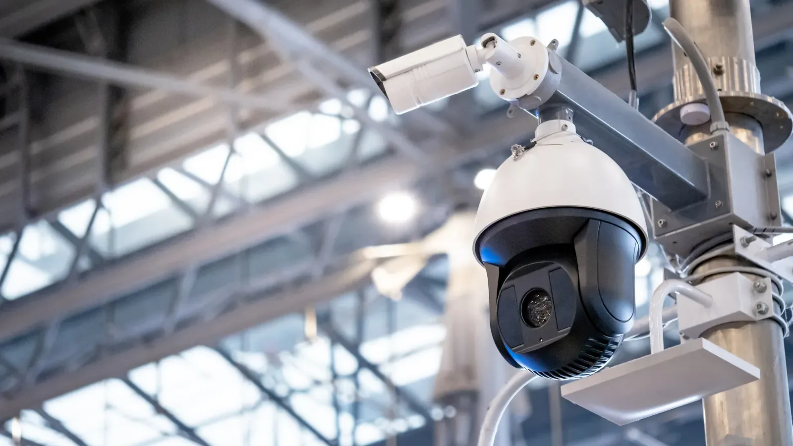 Cámara de seguridad domo instalada en el techo de un depósito industrial