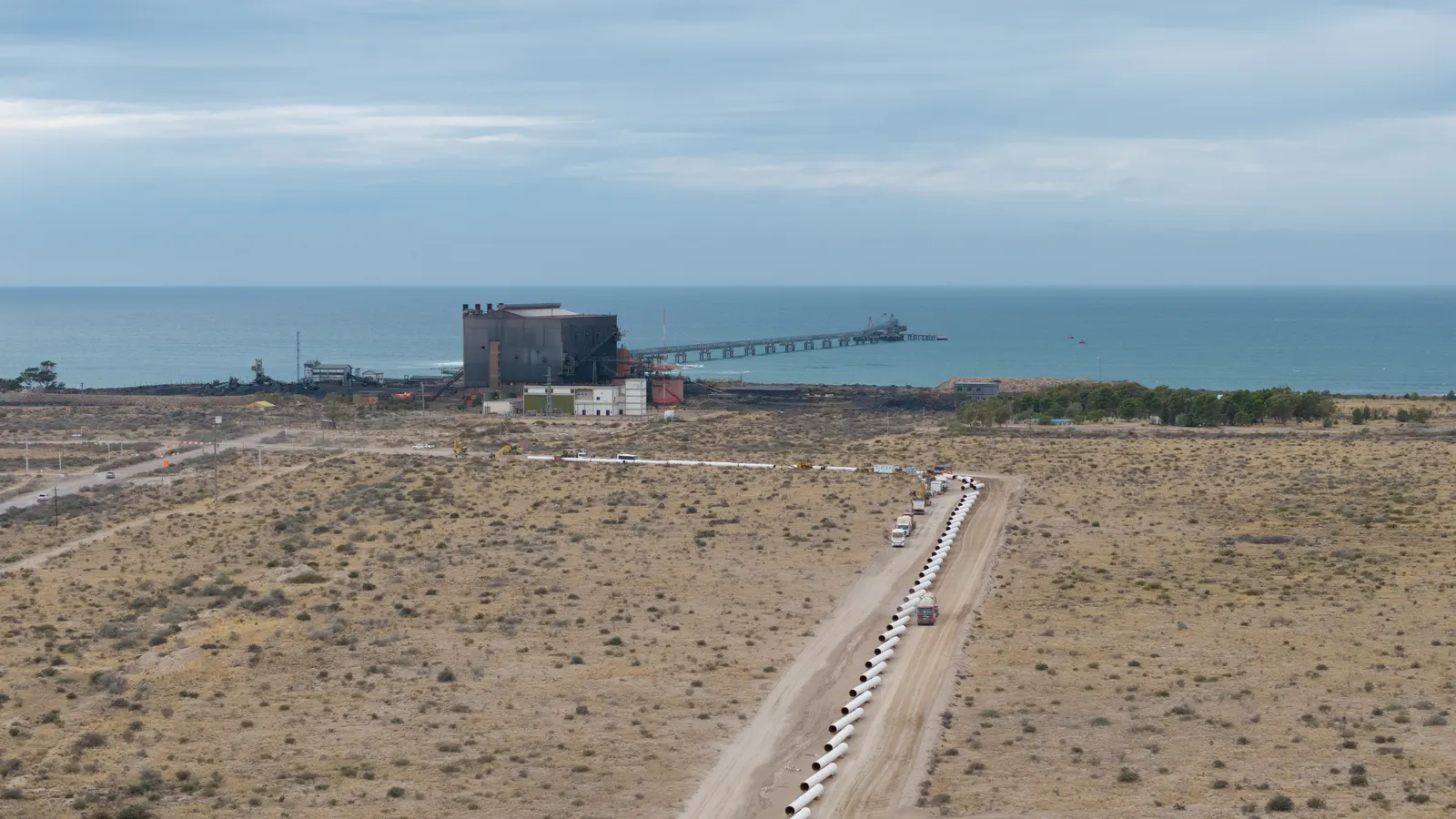 Vista aérea de la construcción de un oleoducto en la costa patagónica