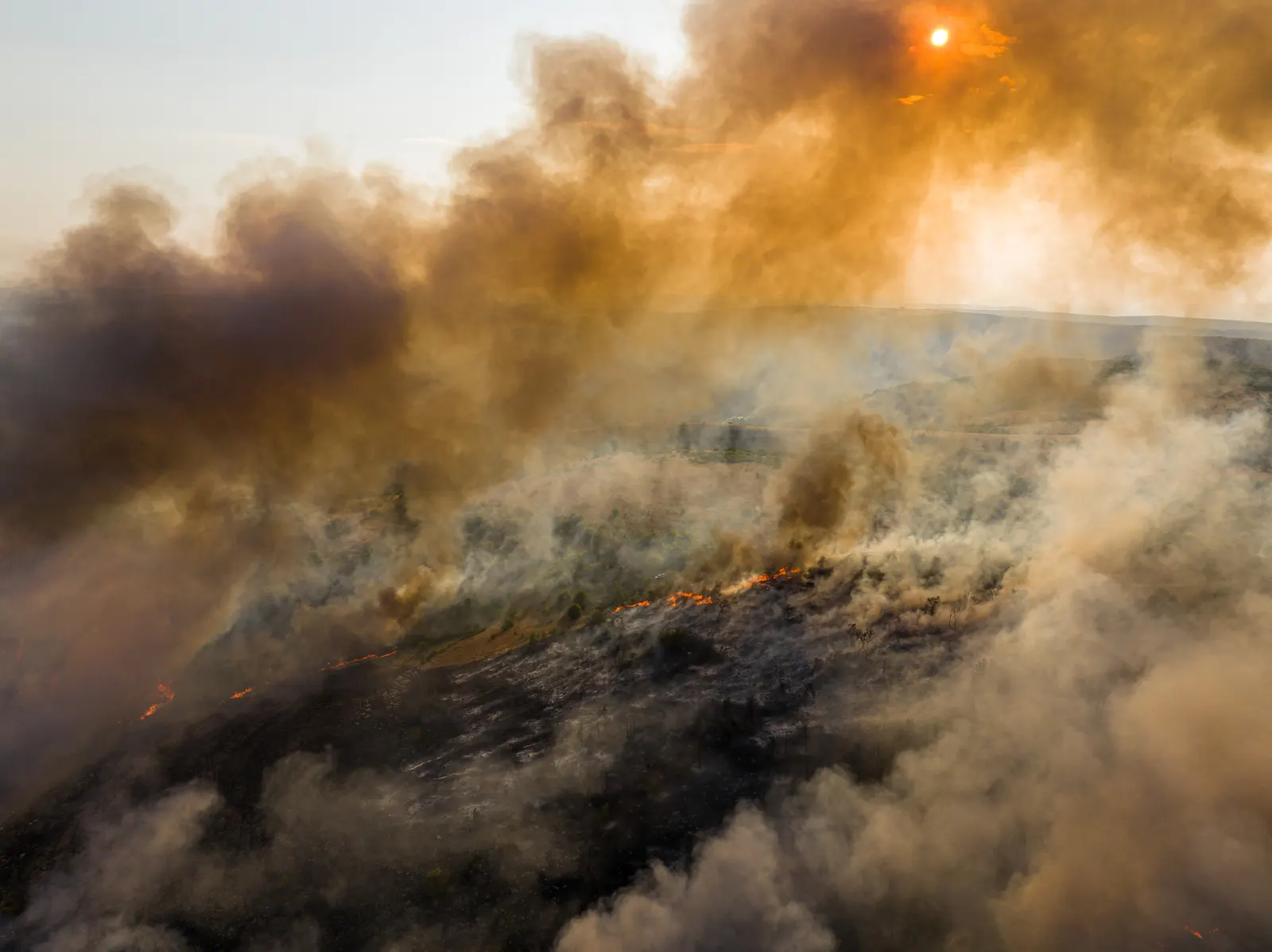 Incendio forestal con humo denso visto desde un dron