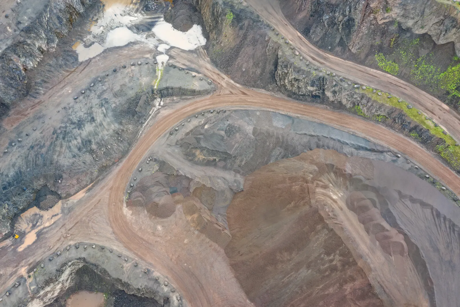 Vista aérea de los bancos y caminos de una mina a cielo abierto