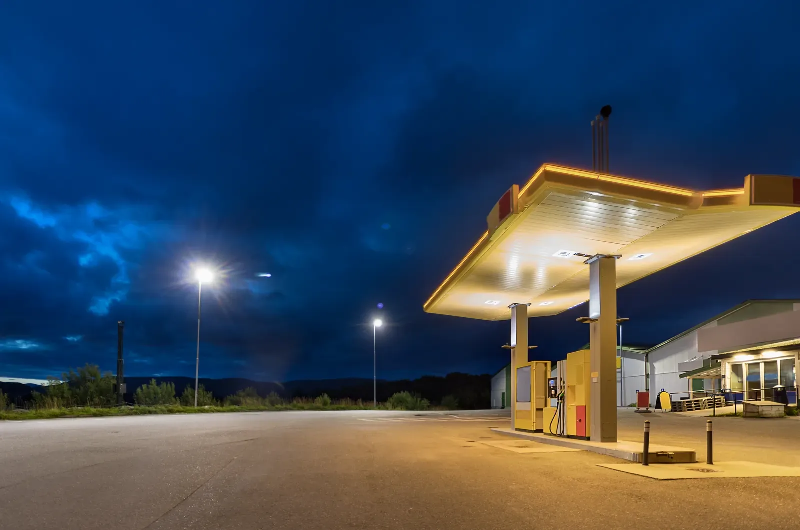 Estación de servicio vacía iluminada al anochecer
