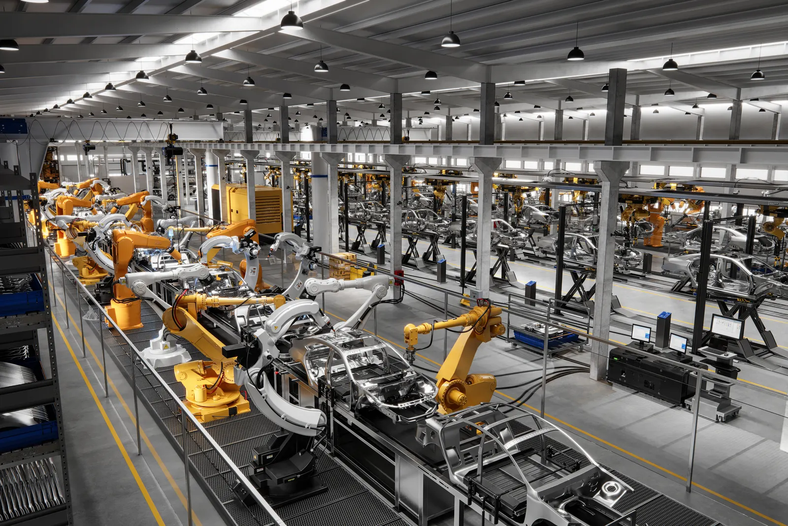 Línea de producción automatizada con brazos robóticos en una fábrica
