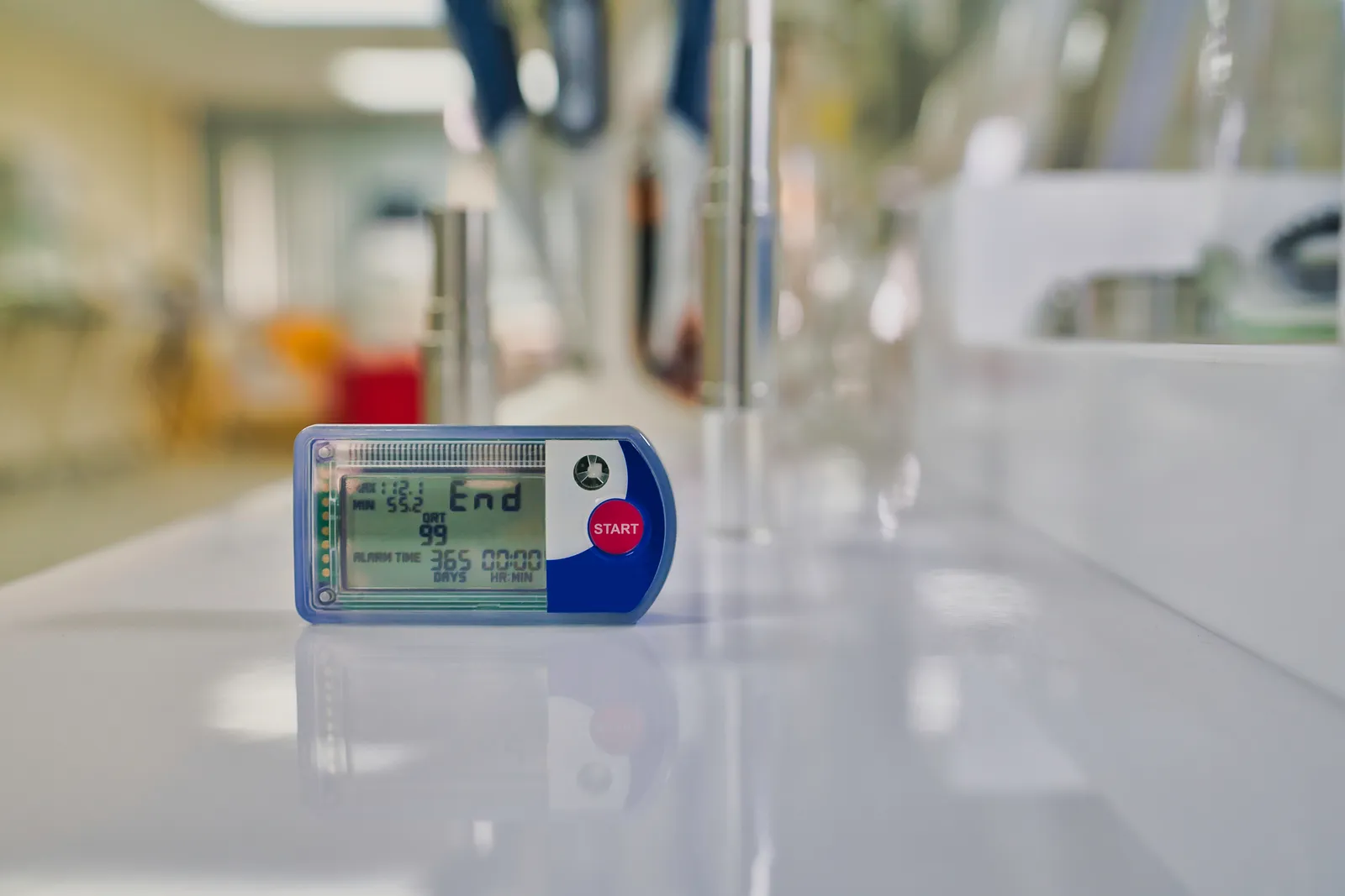Registrador digital de temperatura sobre la mesada de un área de farmacia