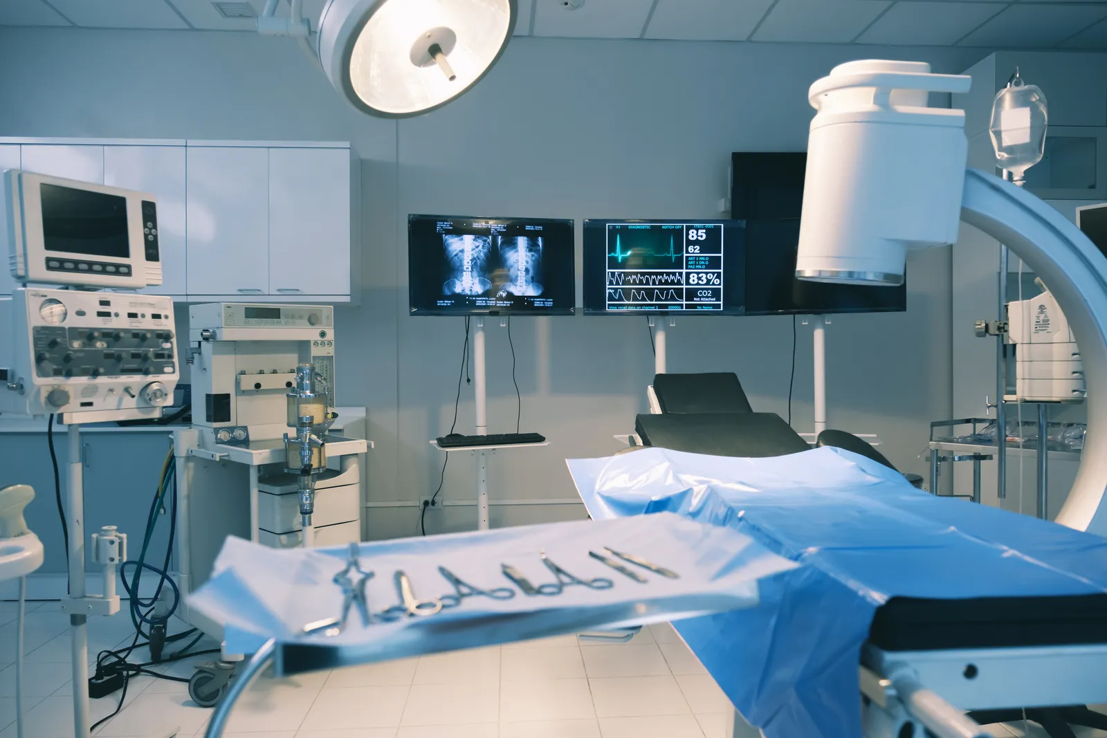 Quirófano equipado con lámpara cialítica, monitores y mesa de operaciones preparada
