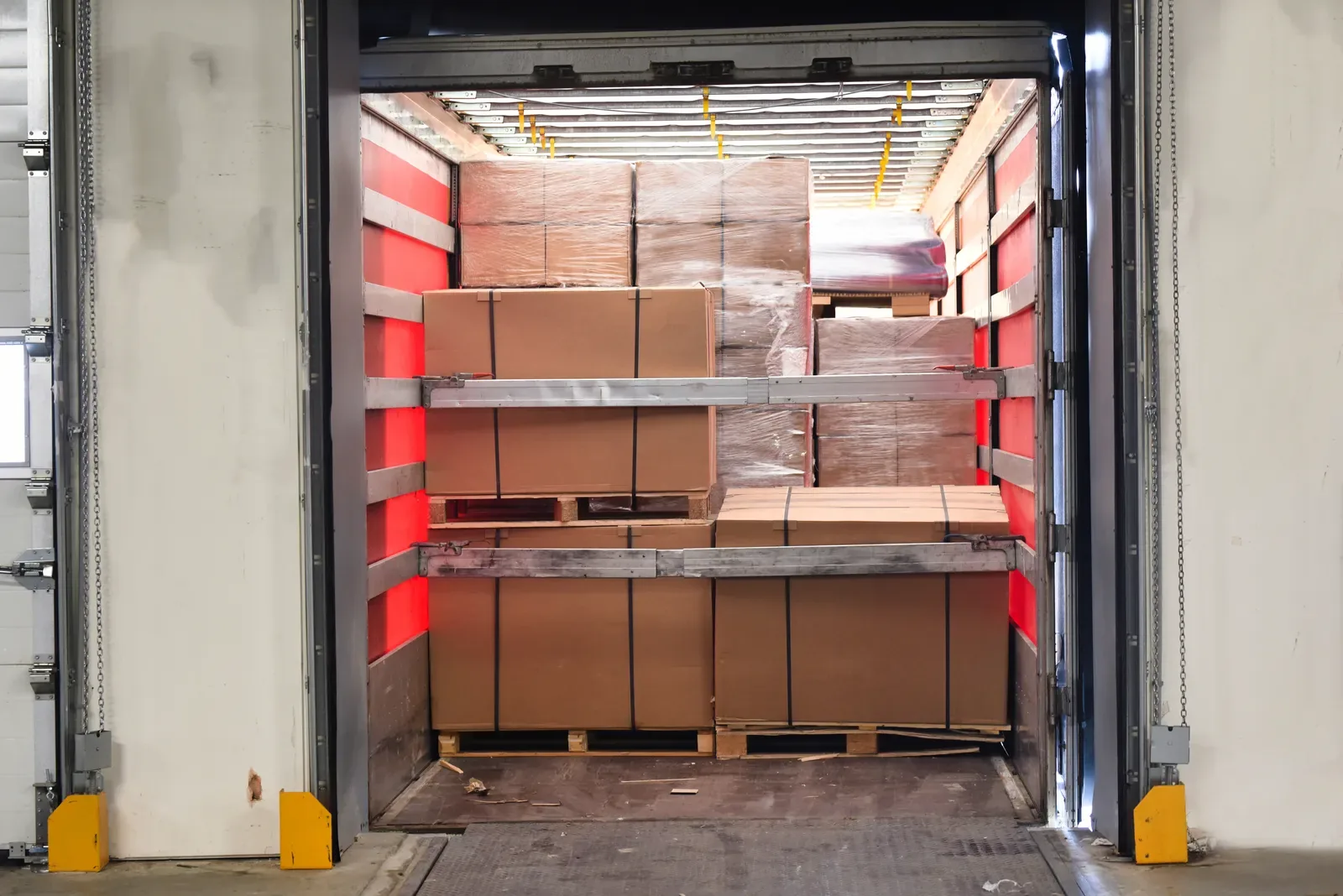uss-salud-trazabilidad-cadena-frio-senasa-anmat-featured Caja de semirremolque refrigerado cargada con pallets en el muelle de un depósito