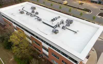Vista aérea de la cubierta plana de un edificio con equipos de climatización