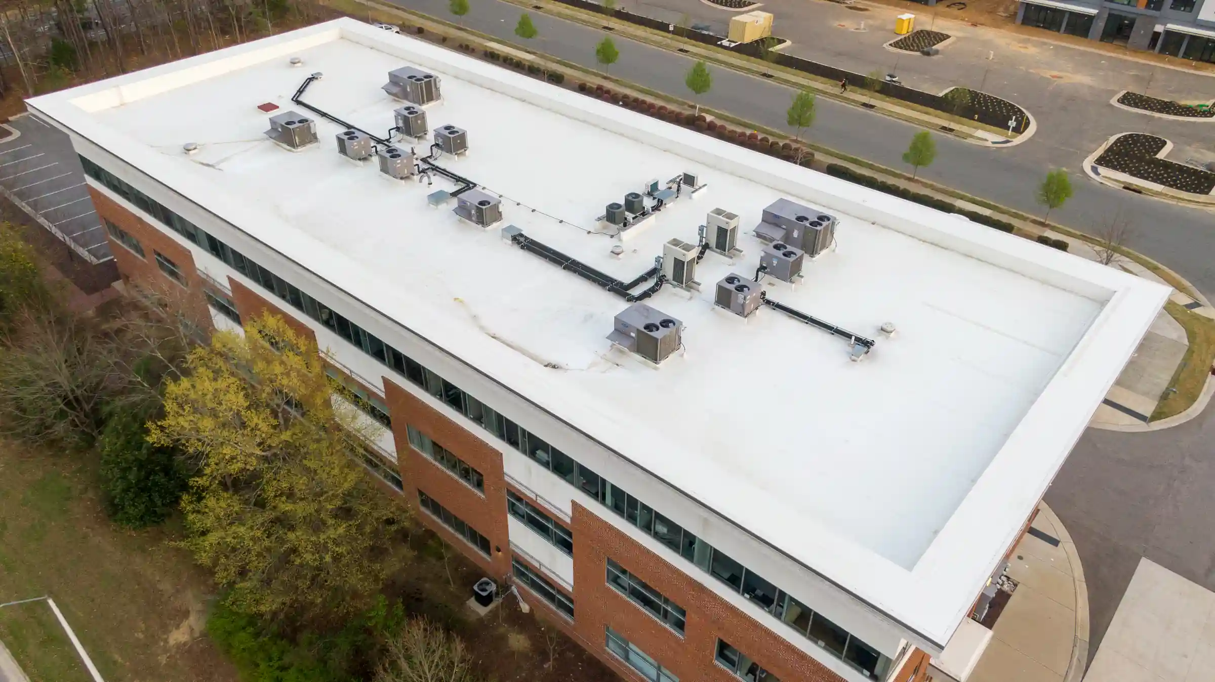 Vista aérea de la cubierta plana de un edificio con equipos de climatización