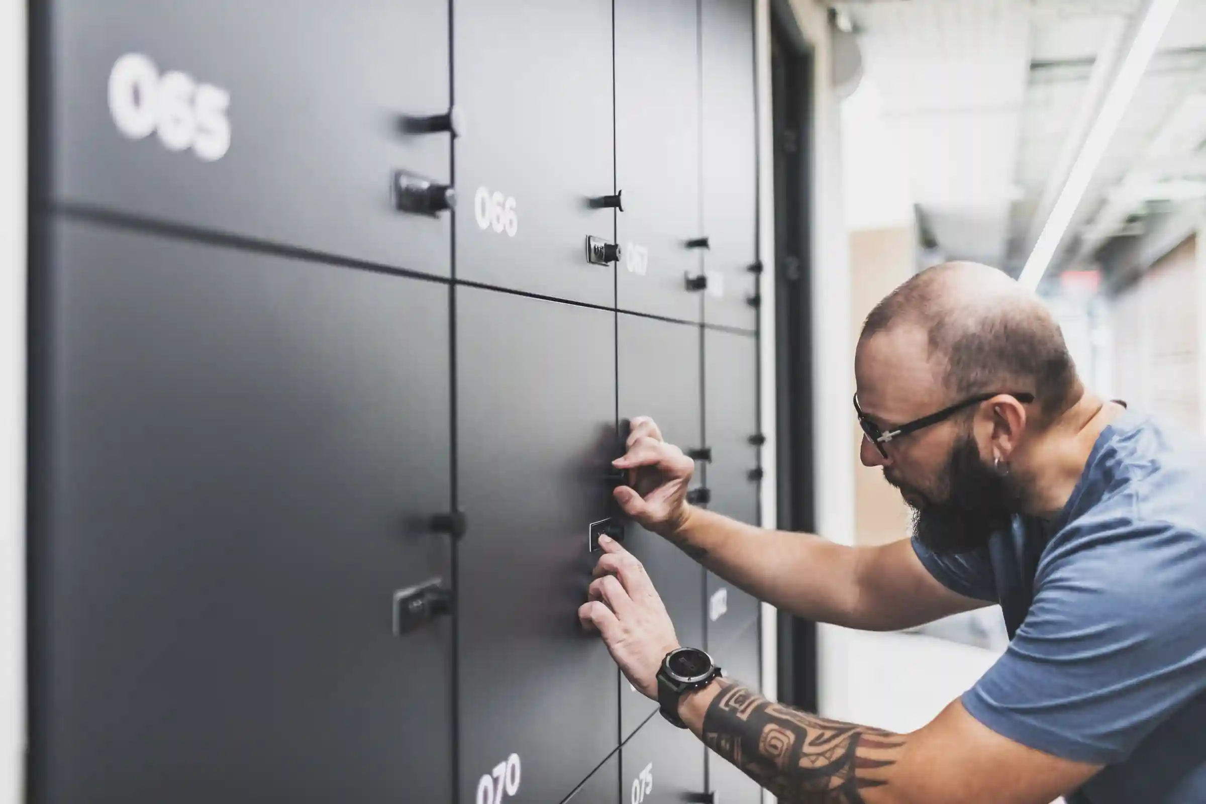 Hombre abriendo un locker inteligente de entregas