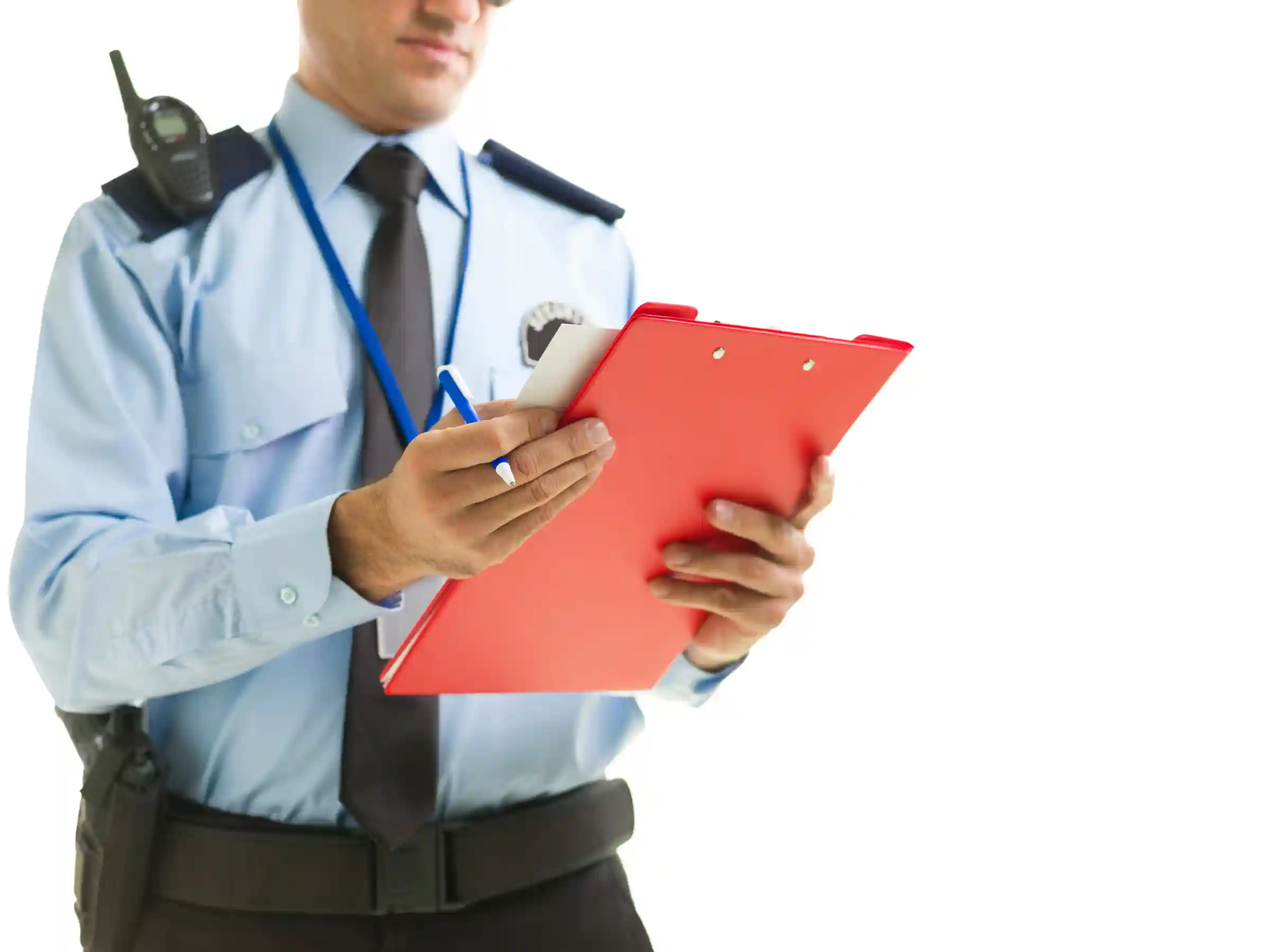 Guardia de seguridad anotando ingresos en una planilla sobre una tablilla