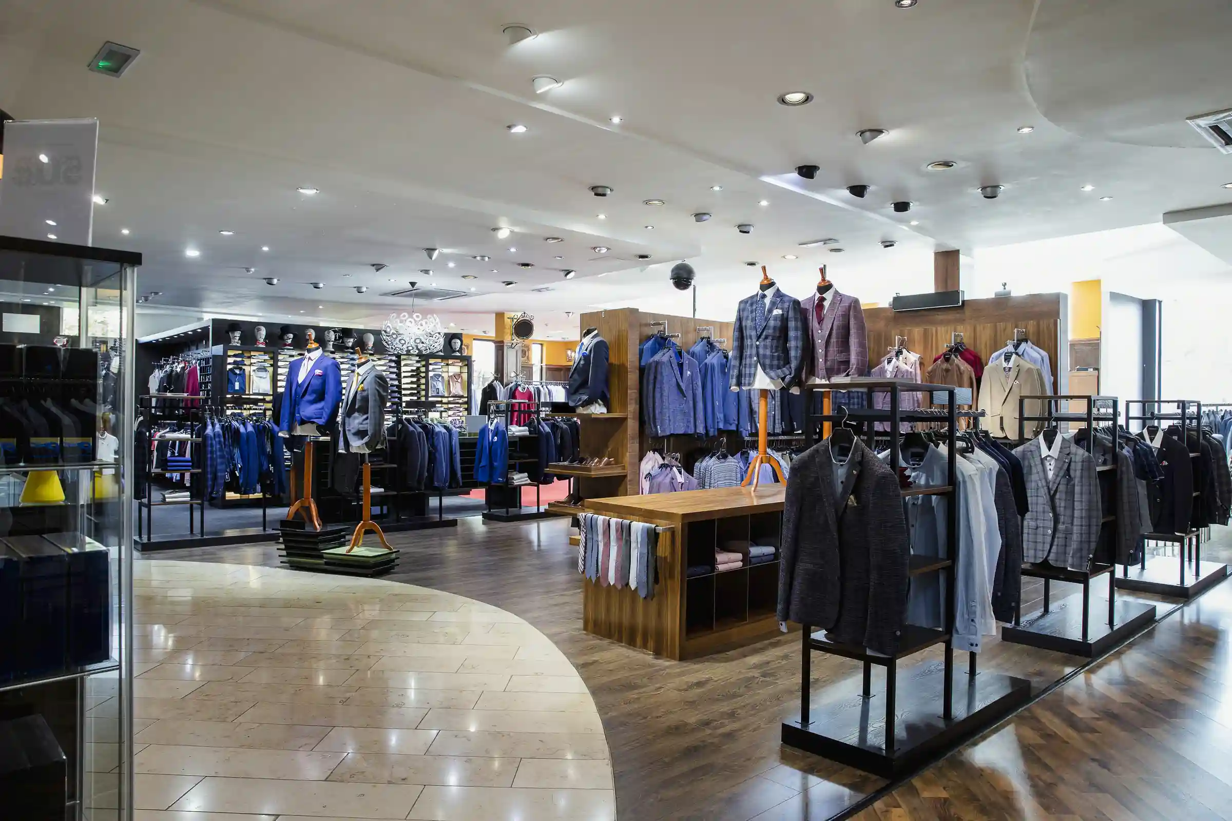 Interior de un local de indumentaria de una cadena, con percheros y exhibidores